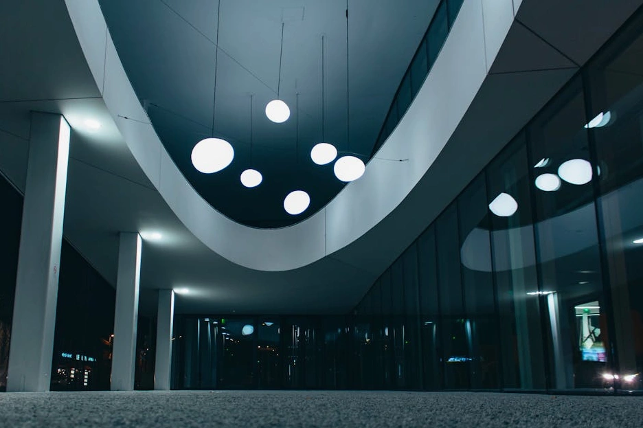 Moderní kancelářská budova s prosklenou fasádou.